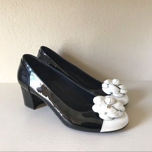 Like 🆕 CHANEL Camellia Pumps.